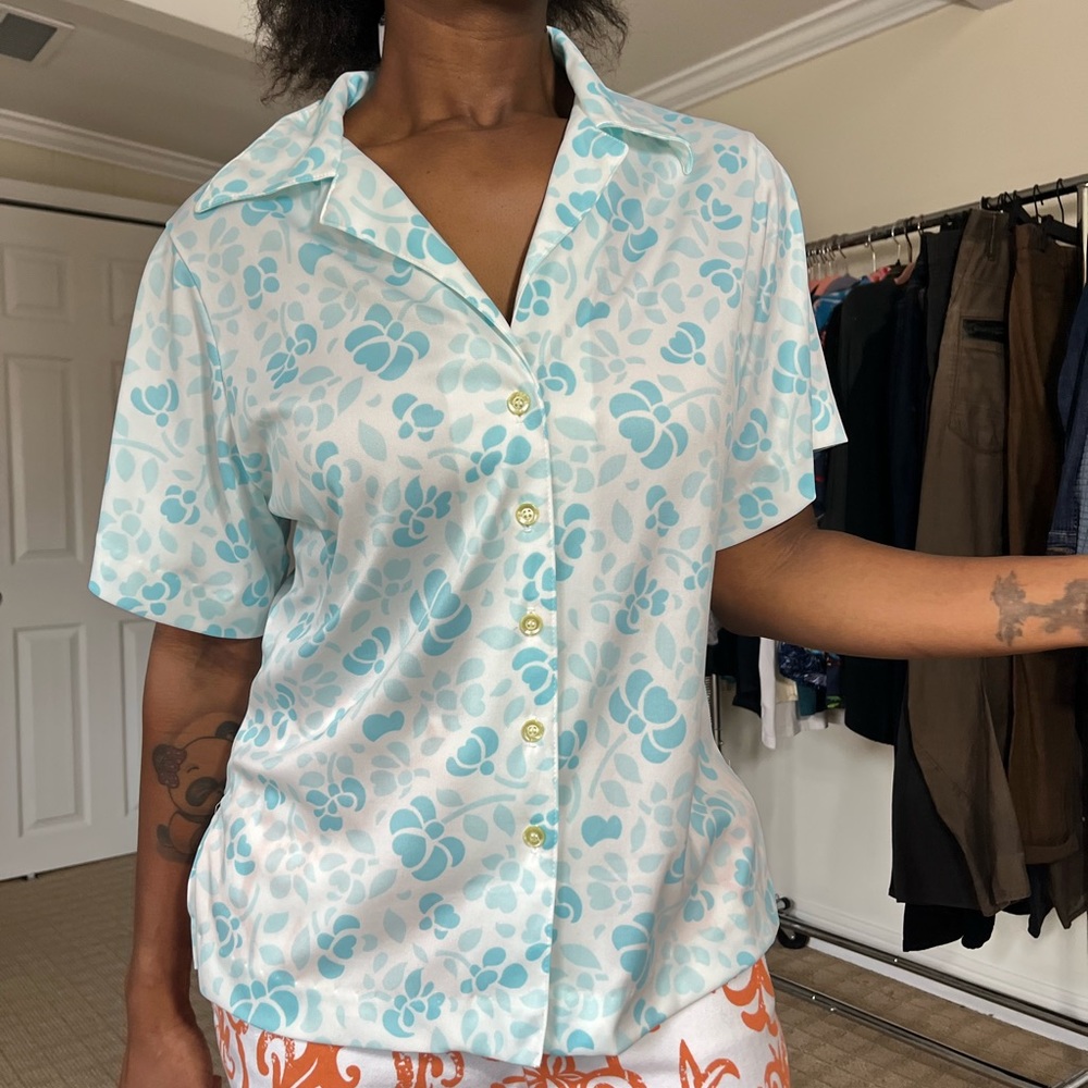 vintage button up. No flaws. Soft and lightweight.  Fits like a M/L. - Picture 5 of 6